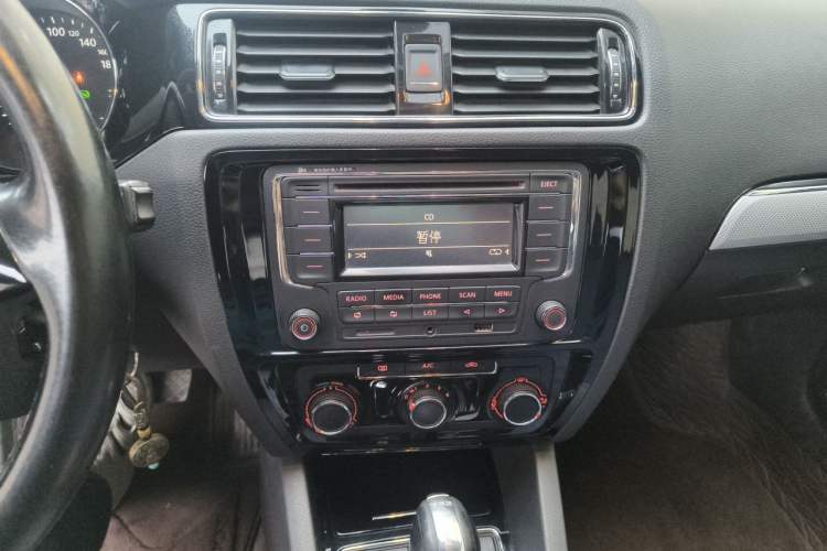 Used Volkswagen Sagitar 2015 230TSI Automatic Comfort Version Audio And AC Panel