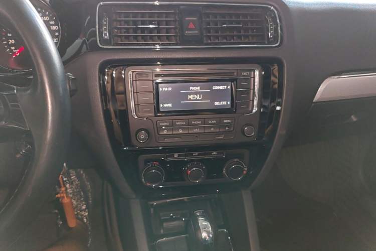 Used Volkswagen Sagitar 2015 1.6L Automatic Comfort Model Audio And AC Panel