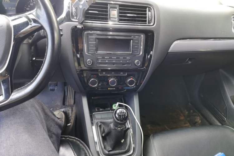 Used Volkswagen Sagitar 2015 230TSI Manual Comfort Version Audio And AC Panel
