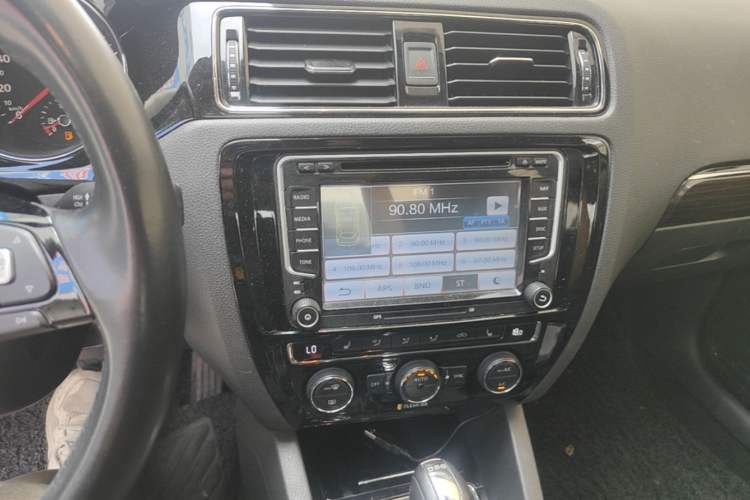 Used Volkswagen Sagitar 2015 230TSI Automatic Luxury Model Audio And AC Panel