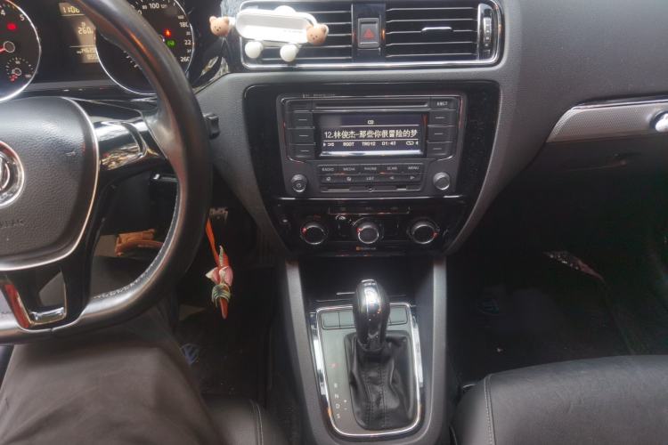 Used Volkswagen Sagitar 2015 230TSI Automatic Comfort Version Audio And AC Panel