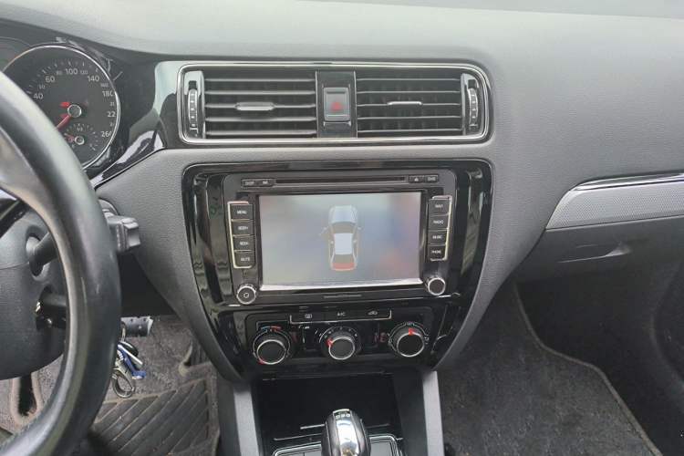 Used Volkswagen Sagitar 2015 230TSI Automatic Comfort Version Audio And AC Panel