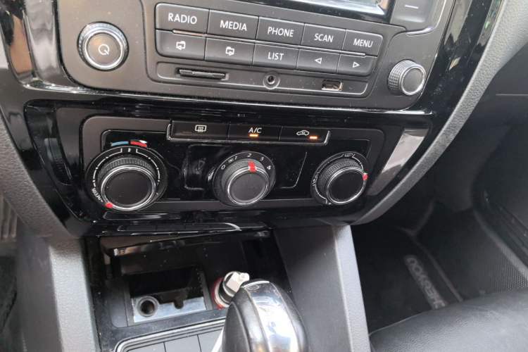 Used Volkswagen Sagitar 2015 1.6L Automatic Comfort Model Audio And AC Panel