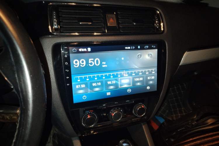 Used Volkswagen Sagitar 2015 1.6L Automatic Comfort Model Audio And AC Panel