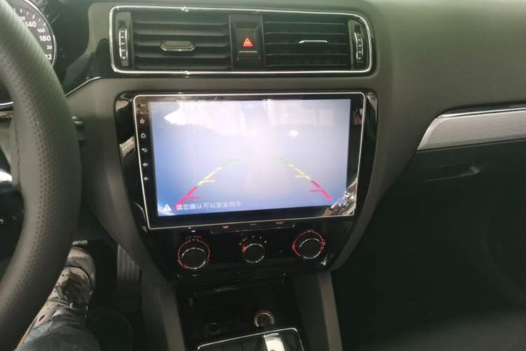 Used Volkswagen Sagitar 2015 1.6L Automatic Comfort Model Audio And AC Panel