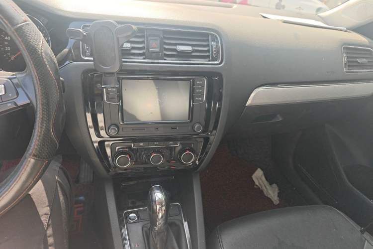 Used Volkswagen Sagitar 2015 1.6L Automatic Comfort Model Audio And AC Panel