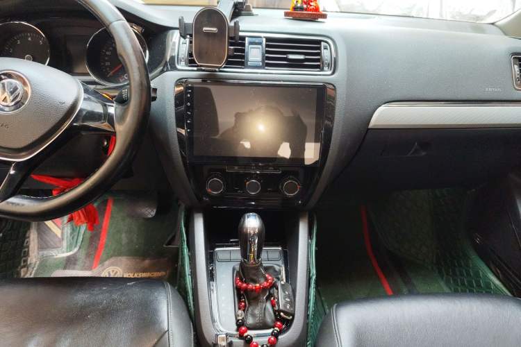Used Volkswagen Sagitar 2015 230TSI Automatic Comfort Version Audio And AC Panel