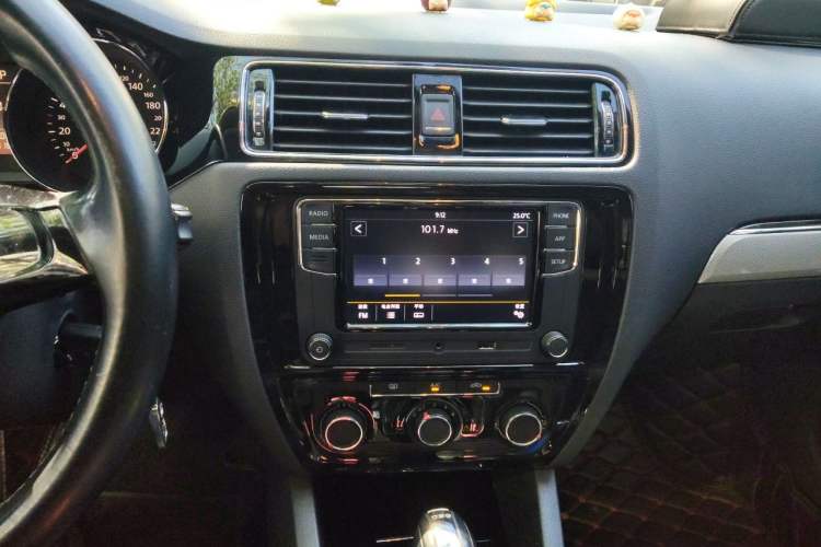 Used Volkswagen Sagitar 2015 230TSI Automatic Comfort Version Audio And AC Panel