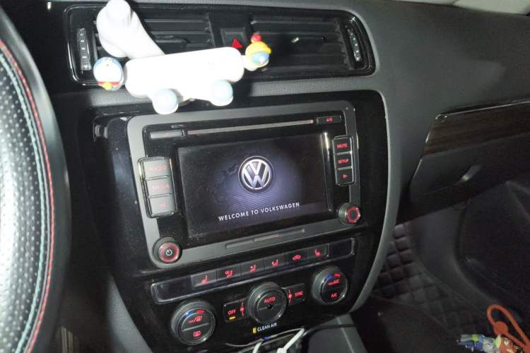 Used Volkswagen Sagitar 2015 230TSI Automatic Luxury Model Audio And AC Panel