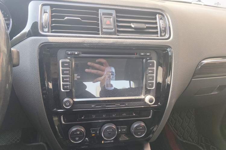 Used Volkswagen Sagitar 2015 230TSI Automatic Luxury Model Audio And AC Panel