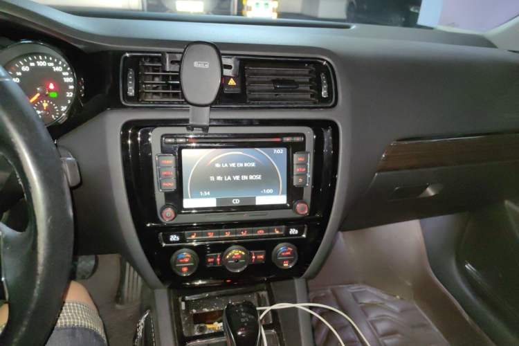 Used Volkswagen Sagitar 2015 280TSI Automatic Flagship Model Audio And AC Panel