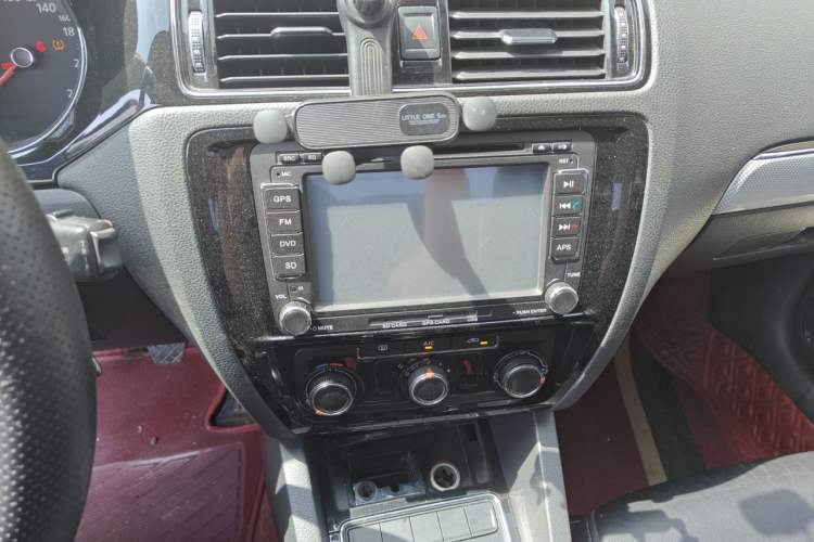 Used Volkswagen Sagitar 2015 1.6L Manual Comfort Model Audio And AC Panel