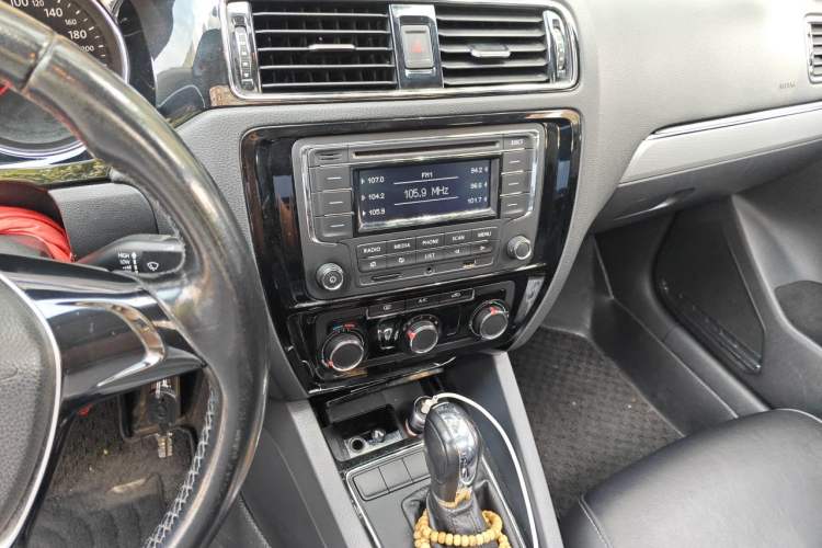 Used Volkswagen Sagitar 2015 1.6L Automatic Comfort Model Audio And AC Panel