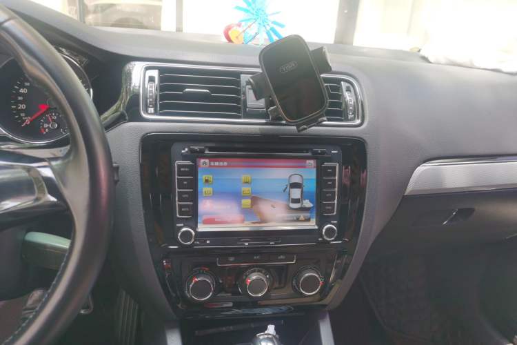 Used Volkswagen Sagitar 2015 230TSI Automatic Comfort Version Audio And AC Panel