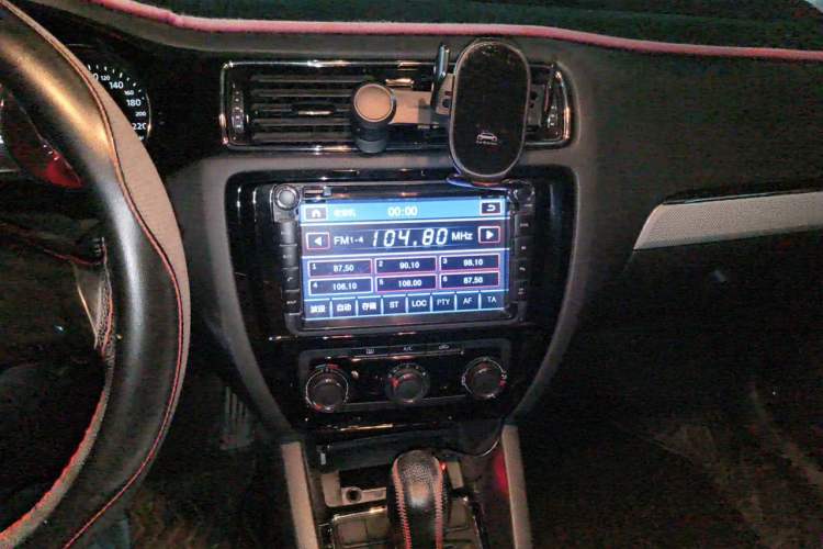 Used Volkswagen Sagitar 2015 1.6L Automatic Comfort Model Audio And AC Panel