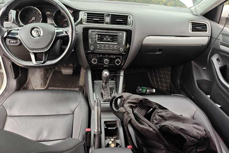 Used Volkswagen Sagitar 2015 1.6L Automatic Comfort Model Audio And AC Panel