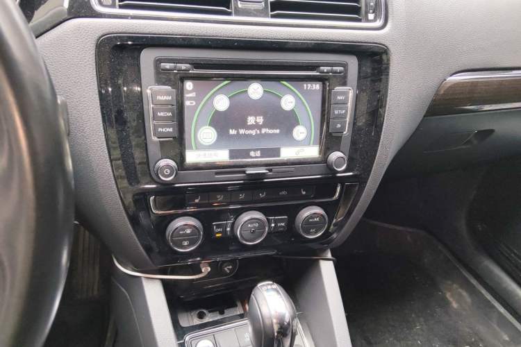 Used Volkswagen Sagitar 2015 280TSI Automatic Flagship Model Audio And AC Panel