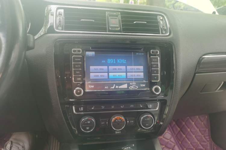 Used Volkswagen Sagitar 2015 230TSI Automatic Luxury Model Audio And AC Panel