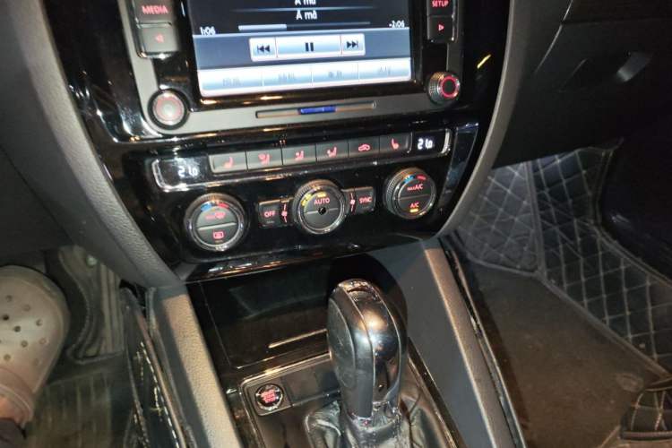 Used Volkswagen Sagitar 2015 230TSI Automatic Luxury Model Audio And AC Panel
