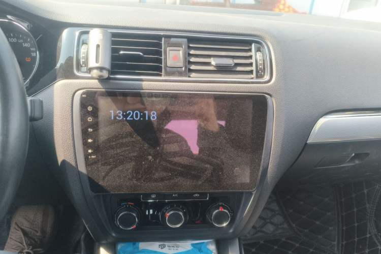 Used Volkswagen Sagitar 2015 230TSI Automatic Comfort Version Audio And AC Panel