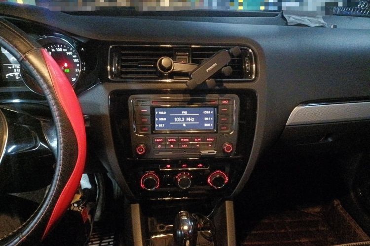 Used Volkswagen Sagitar 2015 1.6L Automatic Comfort Model Audio And AC Panel