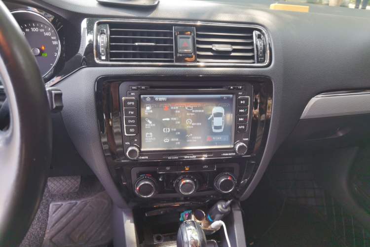 Used Volkswagen Sagitar 2015 1.6L Automatic Comfort Model Audio And AC Panel