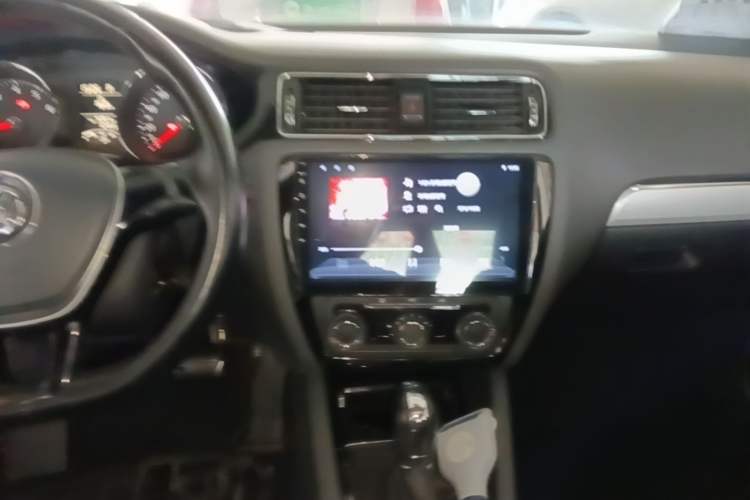 Used Volkswagen Sagitar 2015 1.6L Automatic Comfort Model Audio And AC Panel