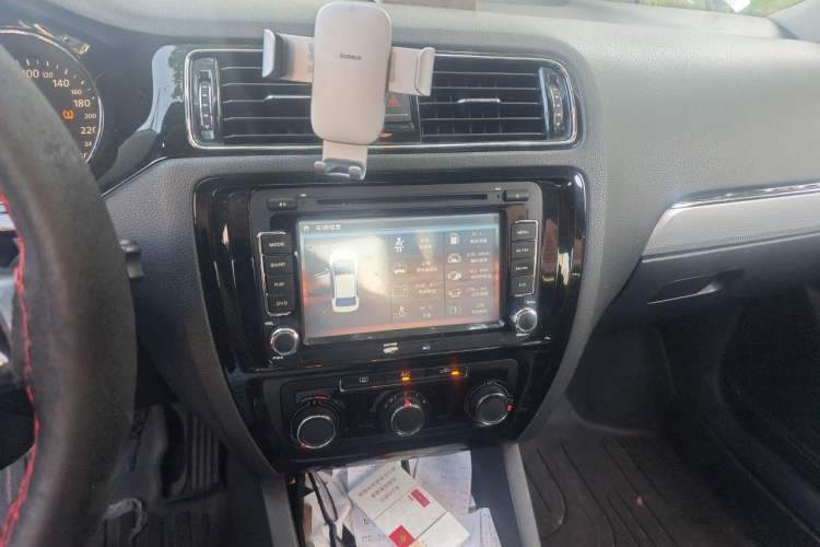 Used Volkswagen Sagitar 2015 1.6L Manual Comfort Model Audio And AC Panel