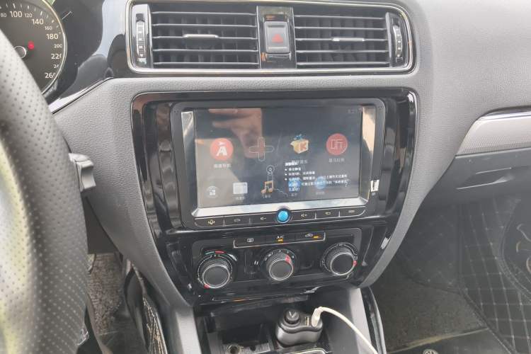 Used Volkswagen Sagitar 2015 1.6L Manual Comfort Model Audio And AC Panel
