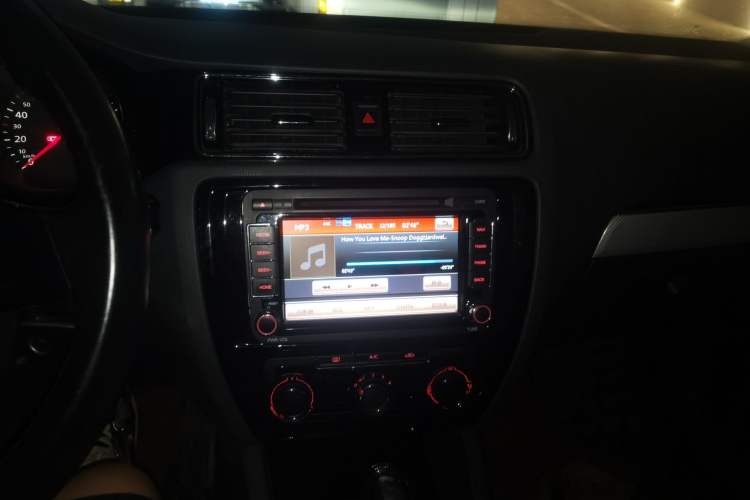 Used Volkswagen Sagitar 2015 1.6L Automatic Comfort Model Audio And AC Panel