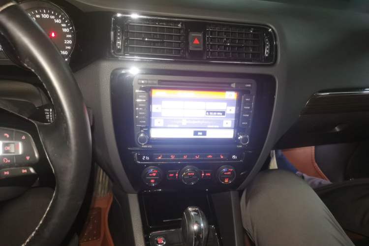 Used Volkswagen Sagitar 2015 230TSI Automatic Luxury Model Audio And AC Panel