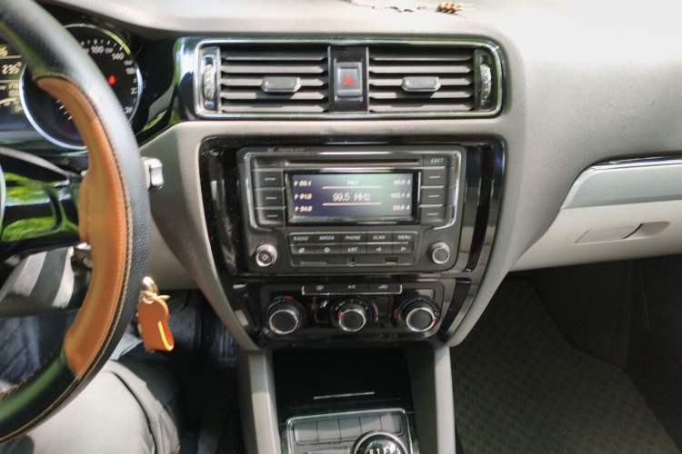 Used Volkswagen Sagitar 2015 1.6L Manual Comfort Model Audio And AC Panel