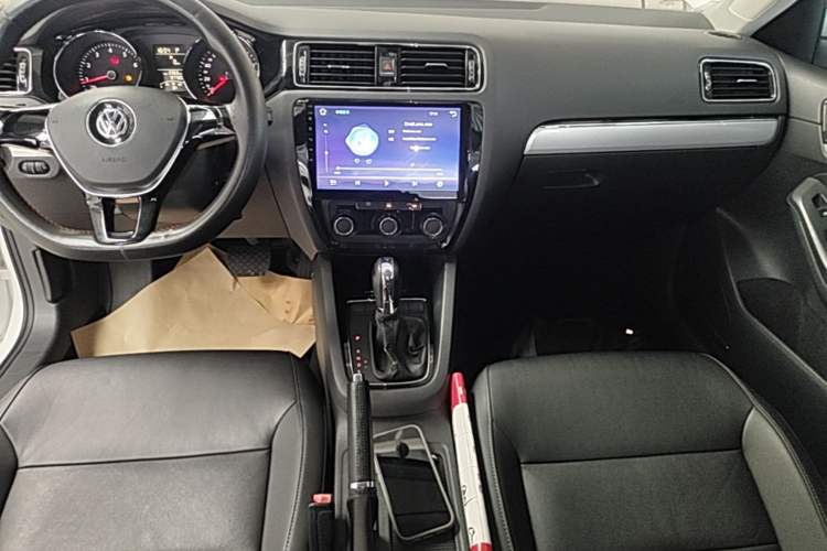 Used Volkswagen Sagitar 2015 1.6L Automatic Comfort Model Audio And AC Panel