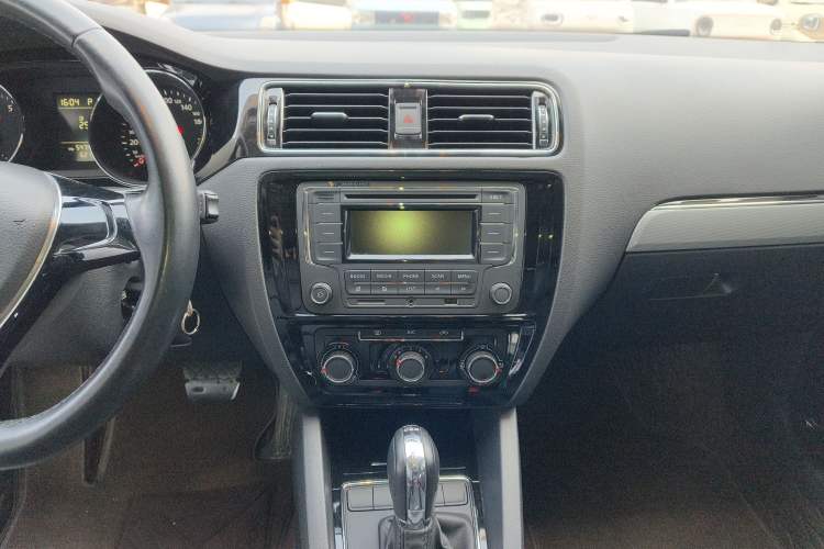 Used Volkswagen Sagitar 2015 230TSI Automatic Comfort Version Audio And AC Panel
