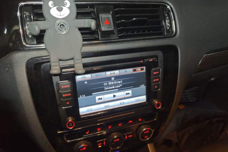 Used Volkswagen Sagitar 2015 230TSI Automatic Luxury Model Audio And AC Panel