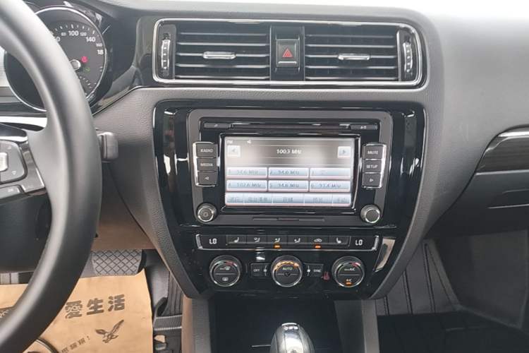 Used Volkswagen Sagitar 2015 230TSI Automatic Luxury Model Audio And AC Panel