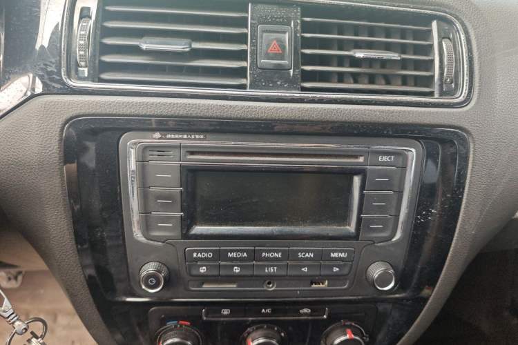 Used Volkswagen Sagitar 2015 1.6L Manual Comfort Model Audio And AC Panel