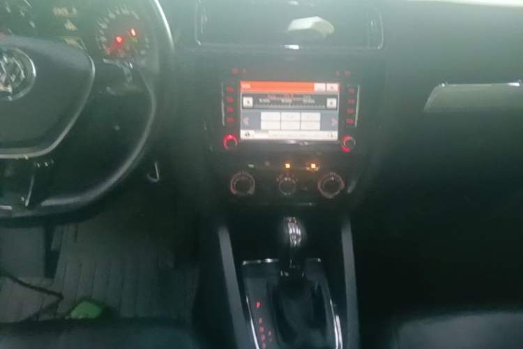 Used Volkswagen Sagitar 2015 230TSI Automatic Comfort Version Audio And AC Panel