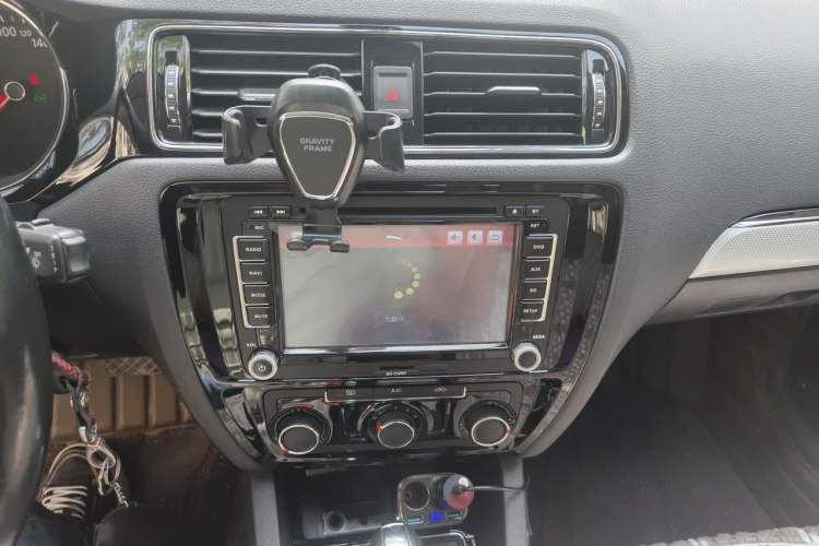 Used Volkswagen Sagitar 2015 1.6L Automatic Comfort Model Audio And AC Panel