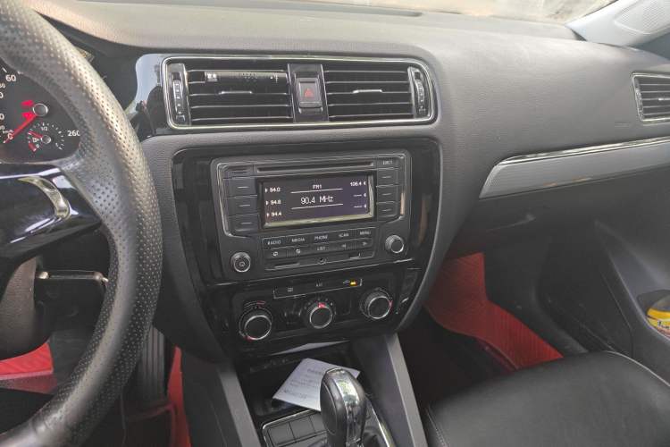 Used Volkswagen Sagitar 2015 230TSI Automatic Comfort Version Audio And AC Panel