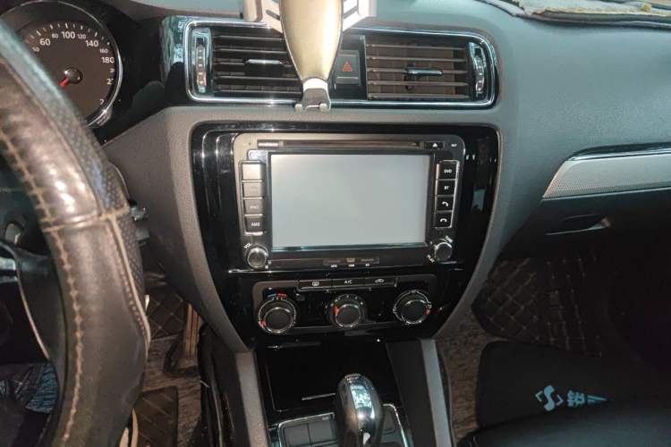 Used Volkswagen Sagitar 2015 1.6L Automatic Comfort Model Audio And AC Panel