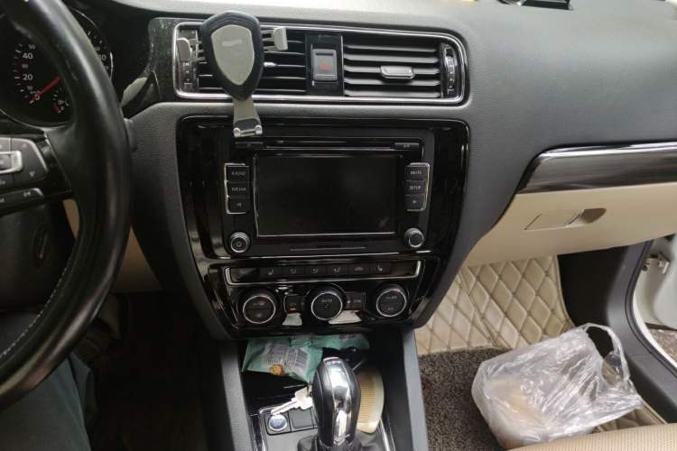 Used Volkswagen Sagitar 2015 230TSI Automatic Luxury Model Audio And AC Panel