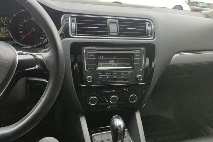 Used Volkswagen Sagitar 2015 1.6L Automatic Comfort Model Audio And AC Panel