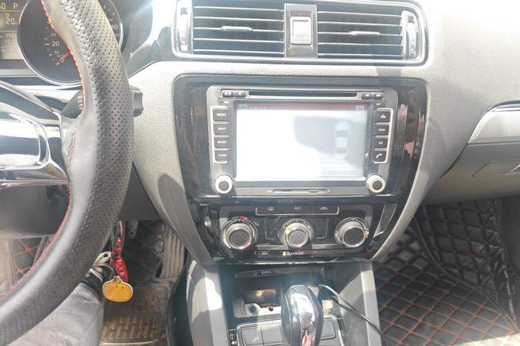Used Volkswagen Sagitar 2015 1.6L Automatic Comfort Model Audio And AC Panel