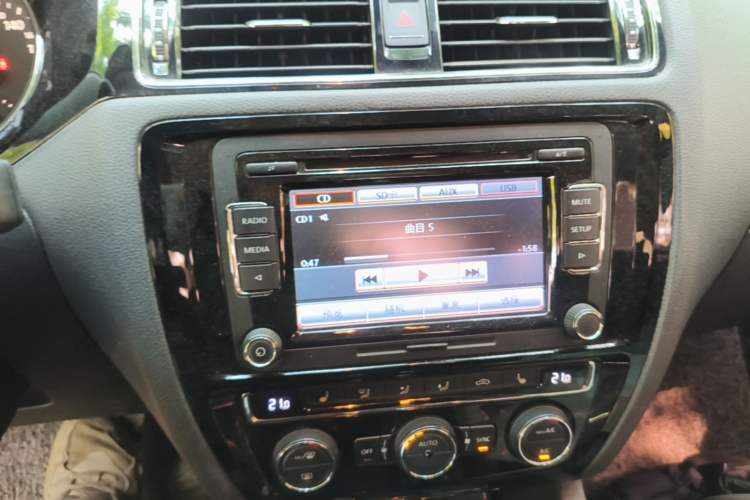 Used Volkswagen Sagitar 2015 230TSI Automatic Luxury Model Audio And AC Panel