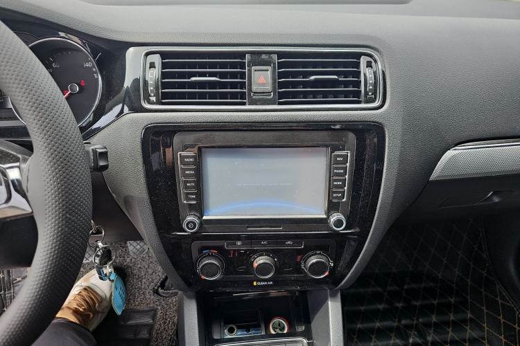 Used Volkswagen Sagitar 2015 1.6L Manual Comfort Model Audio And AC Panel