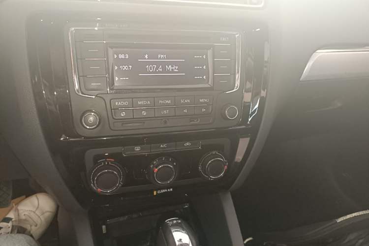 Used Volkswagen Sagitar 2015 230TSI Automatic Comfort Version Audio And AC Panel