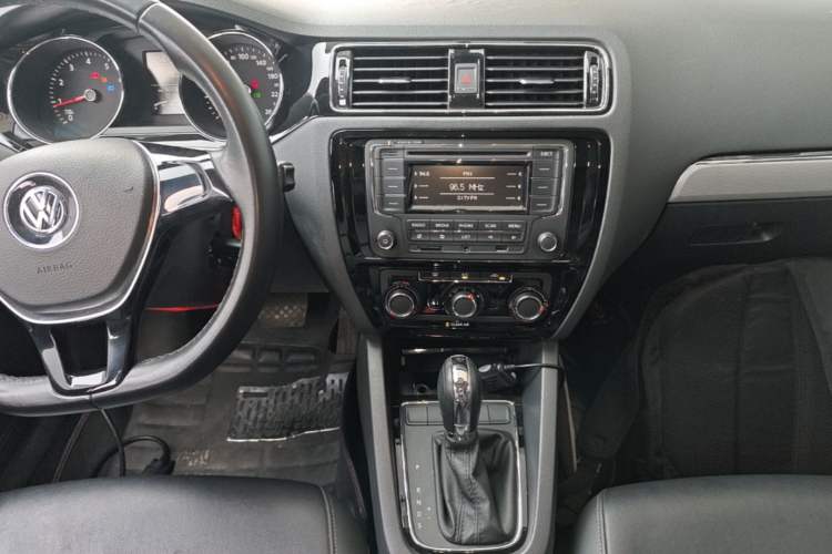 Used Volkswagen Sagitar 2015 1.6L Automatic Comfort Model Audio And AC Panel