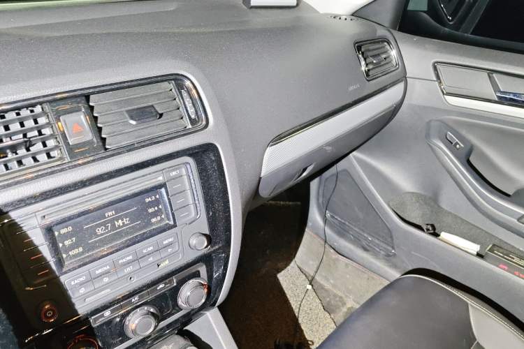 Used Volkswagen Sagitar 2015 230TSI Automatic Comfort Version Audio And AC Panel