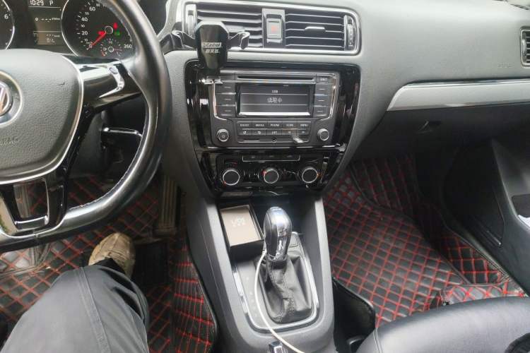 Used Volkswagen Sagitar 2015 230TSI Automatic Comfort Version Audio And AC Panel